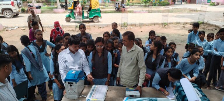 मतदाता जागरूकता अभियान : बालिकाओं ने डाले वोट,मतदान प्रक्रिया को जानकर हुईं उत्साहित