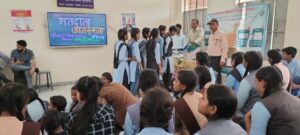 वयस्क बालिकाओं ने जाने ईवीएम से मतदान करने की प्रक्रिया