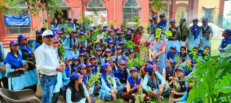 मेरी माटी-मेरा देश,माटी को नमन-वीरों को वंदन के ध्येय के साथ एनएसएस शिविर आयोजित, पेड़ लगाकर बालिकाओं ने दिया प्रकृति बचाओ का संदेश