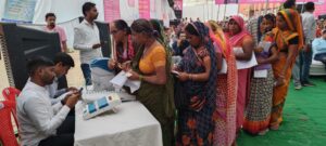 इंदिरा गांधी स्मार्टफोन योजना के लाभार्थी कार्यक्रम में मतदाताओं को किया जागरूक