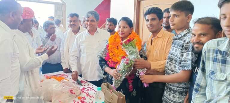 बघेल समाज ने मनिया तहसीलदार सीमा बघेल का किया स्वागत मनियां। भरतपुर जिला कलेक्ट्रेट न्याय विभाग से स्थानांनतरण होकर मनियां पदस्थापित हुए तहसीलदार सीमा बघेल का सोमवार को प्रेम गार्डन मनियां में पाल बघेल समाज के लोगों के द्वारा स्वागत एवं अभिनन्दन समारोह आयोजित किया। पुर्व राज्य मंत्री जगमोहन सिंह बघेल के नेतृत्व में आयोजित समारोह में समाज के लोगों द्वारा पुष्पगुच्छ और साफा पहनाकर कर स्वागत किया गया। समारोह को संबोधित करते हुए पूर्व राज्यमंत्री जगमोहन बघेल ने कहा कि हमें खुशी होती है जब समाज का कोई प्रशासनिक सेवा में या सरकारी सेवा में चयन होता है ।और यदि कोई बहन, बिटिया का चयन होना तो और समाज के लिए यह खुशी और भी बढ़ जाती है यह गर्व की बात है मनियां में बघेल समाज की तहसीलदार का स्थानांतरण होकर आया है। नवनियुक्त तहसीलदार सीमा बघेल ने कहा में सदैव समाज और मनियां वासियों के लिए हमेशा तैयार हूं। तहसील में जो न्याय संबंधीत मामले है उनका निराकरण तुरंत किया जाएगा उन्होंने कहा की जनता का समस्या का निराकरण करना उनसे कम्युनिकेशन करके ही किया जा सकता है ,कोई व्यक्ति मेरे पास कार्यालय मे समस्या लेकर आएगा तो मैं उसकी तुरंत समस्या का निराकरण करने का प्रयास करूंगी। इस मौके पर गंगा सिंह बघेल ,भगवान दास, जसवंत बघेल ,पातीराम ,महेश ,राकेश मुंशीलाल, देवी सिंह, केदार बघेल, माता प्रसाद शिवकुमार विक्रम बघेल ,मोहित बघेल , मनोज बघेल ,रवि बघेल आदि लोग मौजूद रहे।