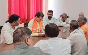 गांव में पानी की टंकी एवं खरंजा निर्माण को लेकर सांसद को सौंपा ज्ञापन