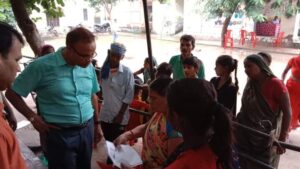 जिला कलक्टर ने किया इंदिरा गांधी स्मार्ट फोन योजना शिविर का निरीक्षण