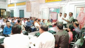 राज्य होटल प्रबन्ध संस्थान में प्रवेश हेतु आवेदन अब 15 सितंबर तक धौलपुर।राज्य होटल प्रबन्ध संस्थान, धौलपुर के इस सत्र में 18 माह डिप्लोमा पाठ्यक्रम में प्रवेश हेतु आवेदन तिथि को बढ़ाकार 15 सितंबर कर दिया है। प्राचार्य हेमंत कुमार पटेरिया बताया राज्य होटल प्रबंधन संस्थान पर्यटन विभाग, राजस्थान सरकार के द्वारा संचालित किया जा रहा है जो राष्ट्रीय होटल प्रबन्ध एवं केटरिंग टेक्नोलॉजी परिषद, नोएडा से मान्यता प्राप्त है। राज्य होटल प्रबन्ध संस्थान, धौलपुर शैक्षणिक सत्र 2023-24 में होटल प्रबन्धन में रोजगार उन्मुख 18 माह के डिप्लोमा पाठयक्रमों में प्रवेश के लिए आवेदन आमंत्रित कर रहा है। डिप्लोमा इन फूड एंड बेवरेज सर्विस और डिप्लोमा इन फ़्रंट ऑफिस ओपरेशन दोनों डिप्लोमा पाठ्यक्रमों में 30-30 सीटों पर प्रवेश दिया जायेगा।प्रभारी प्राचार्य ने बताया कार्यक्रम में प्रवेश हेतु शैक्षणिक योग्यता 12 वीं कक्षा उत्तीर्ण रखी गई हैं एवं प्रवेश भी 12 वीं में प्राप्तांकों में वरीयता के आधार पर होगा। कार्यक्रम का माध्यम हिन्दी एवं अग्रेंजी होगा। कार्यक्रम में प्रवेश हेतु कोई आयु सीमा निर्धारित नहीं की गई है। अनुसूचित जाति/अनुसूचित जनजाति/अन्य पिछडा वर्ग/आर्थिक रूप से कमजोर वर्ग और शारीरिक रूप से विकलांग उम्मीदवारों के लिए आरक्षण राजस्थान सरकार के नियमानुसार देय होगा। कार्यक्रमों की अवधि 18 माह की होगी जिसमें 1 वर्ष कॉलेज में पढ़ाई होगी एवं 6 माह 5 सितारा होटल में इंटर्नशिप होगी। कार्यक्रम की वार्षिक फीस लगभग रुपए 32,200 /- निर्धारित की गई है। भविष्य में इस कोर्स को करने के बाद क्षमता के अनुसार 5 सितारा होटल, रिटेल इंडस्ट्री, आर्मी मेस, नवोदय विद्यालय कैटरिंग हेल्पर, हॉस्पिटल कैटरिंग, एयरलाइंस कैटरिंग इत्यादि में जॉब लगने के भी अवसर प्राप्त हो सकते हैं। कार्यक्रम में प्रवेश हेतु आवेदन पत्र, मेडिकल सर्टिफिकेट एवम् आवश्यक दस्तावेज़ों के साथ पंजीयन शुल्क 300 रुपये ऑनलाइन जमा करवाना अनिवार्य होगा। आवेदन फॉर्म जमा कराने की अंतिम तिथि बढ़ाकार 15 सितंबर 2023 की गई है।प्रवेश प्रक्रिया का पूर्ण विवरण एवं आवदेन पत्र हेतु वेबसाइट पर देखे एवं आवेदन पत्र के साथ आवश्यक दस्तावेज ई-मेल द्वारा भेजें एवं अधिक जानकारी के लिये प्राचार्य प्रभारी हेमंत कुमार पटेरिया के फ़ोन 9928746162 पर संपर्क कर सकते हैं।