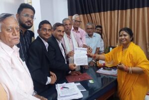 हाउसिंग बोर्ड की समस्या को लेकर विधायक को सौंपा ज्ञापन