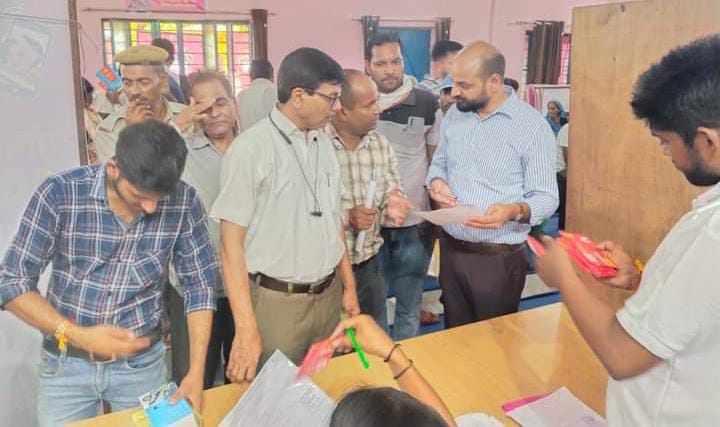 उपखंड अधिकारी ने किया इंदिरा गांधी स्मार्ट फोन योजना शिविर का निरीक्षण