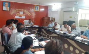 मतदान केन्द्रों पर शीघ्रातिशीघ्र सभी आवश्यक व्यवस्थाएं करें सुनिश्चित - जिला कलक्टर