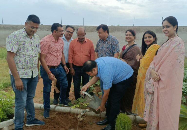 स्व. महेश कुमार भार्गव की तृतीय पुण्यतिथि के अवसर पर पौधारोपण कार्यक्रम का आयोजन