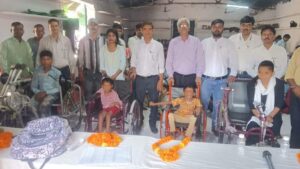 नन्हें दिव्यांग देवदूत अंग उपकरण प्राप्त कर हुए खुश