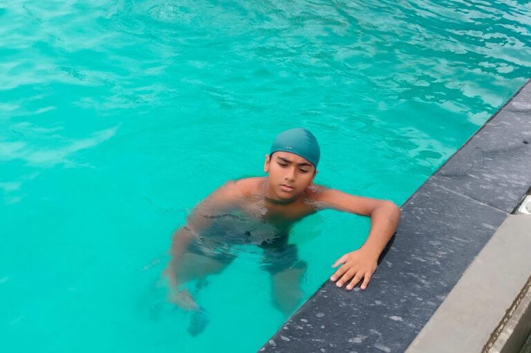 तैराकी में आद्वित्य चौधरी प्रथम स्थान पर