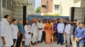 दंडवत यात्रा कर रहे संत राजगिरी महाराज का सर्व समाज के लोगों ने किया स्वागत सम्मान