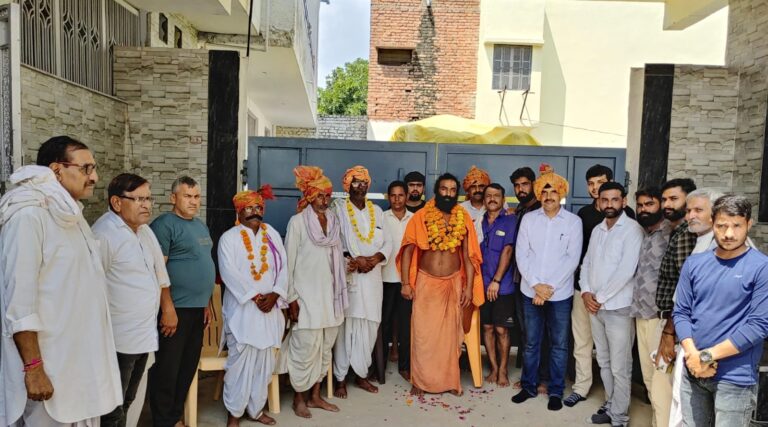 दंडवत यात्रा कर रहे संत राजगिरी महाराज का सर्व समाज के लोगों ने किया स्वागत सम्मान