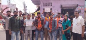 दिल्ली यूनिवर्सिटी छात्र संघ चुनाव में एबीवीपी प्रत्याशियों की जीत, वितरित की मिठाई