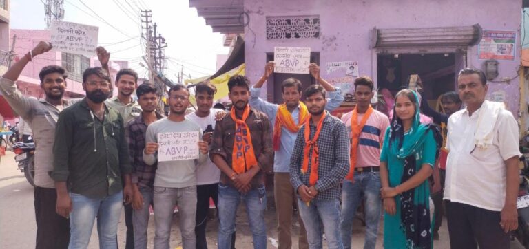 दिल्ली यूनिवर्सिटी छात्र संघ चुनाव में एबीवीपी प्रत्याशियों की जीत, वितरित की मिठाई