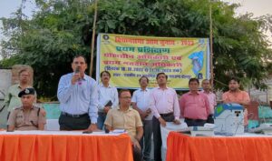 प्रभारी सचिव ने किया मतदान दलों के प्रशिक्षणार्थियों को संबोधित लोकतंत्र के त्यौहार को सफल बनाने हेतु गंभीरता से लें प्रशिक्षण-प्रभारी सचिव धौलपुर। प्रभारी सचिव सांवरमल वर्मा एवं जिला निर्वाचन अधिकारी अनिल कुमार अग्रवाल विधानसभा आम चुनाव के लिए गठित मतदान दलों के प्रथम प्रशिक्षणार्थियों को संबोधित करने महाराणा राजकीय उच्च माध्यमिक विद्यालय पहुँचे। प्रशिक्षण में उपस्थित कार्मिकों को संबोधित करते हुए प्रभारी सचिव ने कहा कि सभी कार्मिक प्रशिक्षण को गंभीरता से लेते हुए प्रशिक्षकों की ओर से बताई गई जानकारी को अच्छी प्रकार से समझ लें। आपके कंधों पर लोकतंत्र के उत्सव को सफल बनाने की महत्वपूर्ण जिम्मेदारी है इसलिए प्रशिक्षण को गंभीरता से लें ताकि गलतियों की कोई गुंजाइश न रहे। हैंड्स ऑन ट्रेनिंग आपकी बहुत सारी शंकाओं का समाधान कर देगी।जिला निर्वाचन अधिकारी अनिल कुमार अग्रवाल ने कहा कि प्रशिक्षण के दौरान ईवीएम व वीवीपैट की कार्यप्रणाली एवं मतदान दिवस पर की जाने वाली व्यवस्थाओं, चुनाव आयोग के नवीन दिशा-निर्देशों के संबंध में दी जा रही जानकारी को भली-भांति समझकर शंकाओं का मौके पर ही समाधान करें। सभी अधिकारी मॉक पोल इत्यादि प्रक्रिया को अच्छे ढंग से समझ लें।पुलिस अधीक्षक मनोज कुमार ने कहा कि चुनाव दल में शामिल सभी कार्मिक अपने व्यवहार को निष्पक्ष रखते हुए पारदर्शिता से कार्य करेंगे। सभी कार्मिक विभिन्न निर्देशों की पालना करते हुए चुनाव आयोग का प्रतिनिधि मानते हुए निष्पक्ष एवं शांतिपूर्ण चुनाव कराएं।प्रशिक्षण में अलग-अलग कक्षों एवं सत्रों में दक्ष प्रशिक्षकों की ओर से चुनाव आयोग के नवीन दिशा-निर्देशों के बारे में प्रेजेंटेशन के माध्यम से प्रशिक्षण दिया जा रहा है। प्रशिक्षण स्थल पर सीईओ जिला परिषद सुदर्शन सिंह तौमर आदि मौजूद रहे।