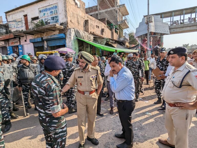 भयमुक्त होकर मतदान को लेकर डीसी एवं आईजी की मौजूदगी में निकाला फ्लैग मार्च