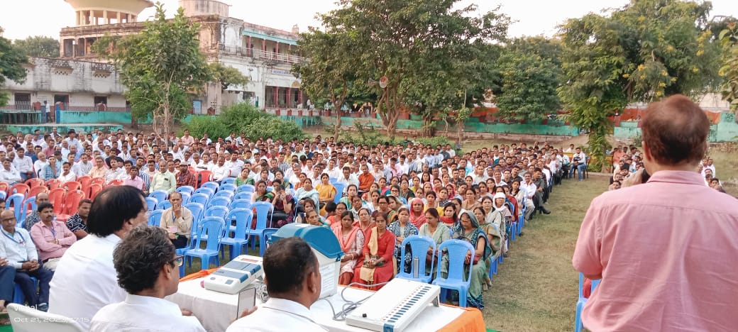 जिला निर्वाचन अधिकारी ने मतदान दलों के प्रशिक्षण कार्यक्रम का किया निरीक्षण