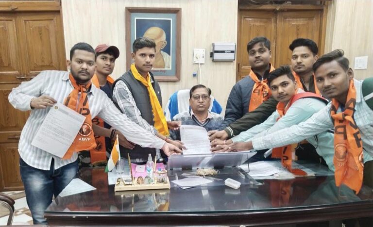 कॉलेज परीक्षा शुल्क वृद्धि के विरोध में एबीवीपी ने कुलाधिपति के नाम दिया ज्ञापन