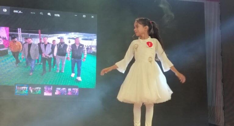 फैंसी ड्रेस प्रतियोगिता में छोटे छोटे बच्चो ने मनमोहक प्रस्तुतियां दीं