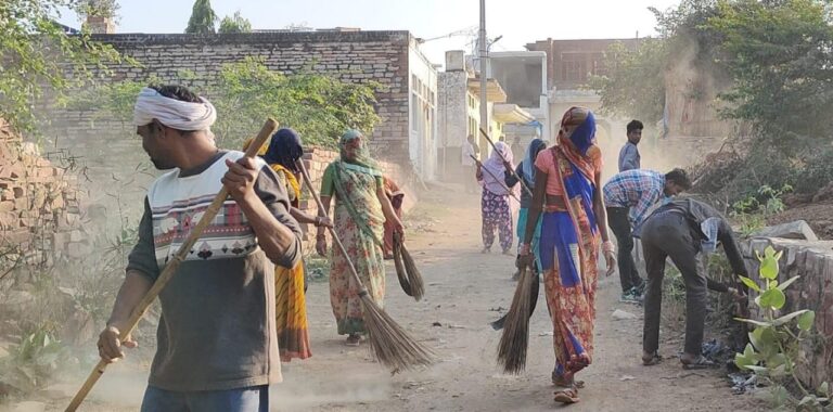 नगरपालिका बाड़ी में विशेष स्वच्छता अभियान बाडी।नगरपालिका बाड़ी में विशेष स्वच्छता अभियान के तहत वार्ड वार टीम लगाकर नगरपालिका अध्यक्ष के नेतृत्व में सफाई कार्य किया गया। नगरपालिका अध्यक्ष ने बताया कि नगरपालिका क्षेत्र के समस्त वार्डों में विशेष सफाई अभियान के तहत सफाई सम्बंधित समस्यों को हल किया जायेगा। विशेषकर नालियों की समस्याएं है जिनको नगरपालिका अध्यक्ष ने मौके पर ही हल किया और आमजन को भरोषा दिलाया की नालियों की सफाई अब नियमित कराई जाएगी। आज नगरपालिका अध्यक्ष के नेतृत्व में वार्ड 12-13 में विशेष सफाई कराई गई।