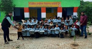 भामाशाहों द्वारा स्कूली बच्चों को किये गर्म कपडों का वितरण