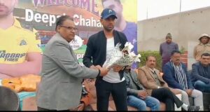 भारतीय क्रिकेटर दीपक चाहर ने धौलपुर में खिलाड़ियों के प्रोत्साहन कैंप में लिया भाग