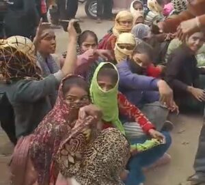 फीस बढ़ोतरी को लेकर छात्राओं ने लगाया जाम, कुलपति के खिलाफ की जमकर नारेबाजी