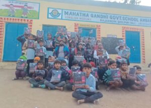 गर्म स्वेटर पाकर खिले विद्यार्थियों के चेहरे