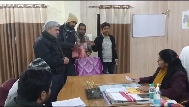 आरएसएस कार्यकर्ताओं ने राजाखेड़ा एसडीएम को दिए अक्षत पीले चावल