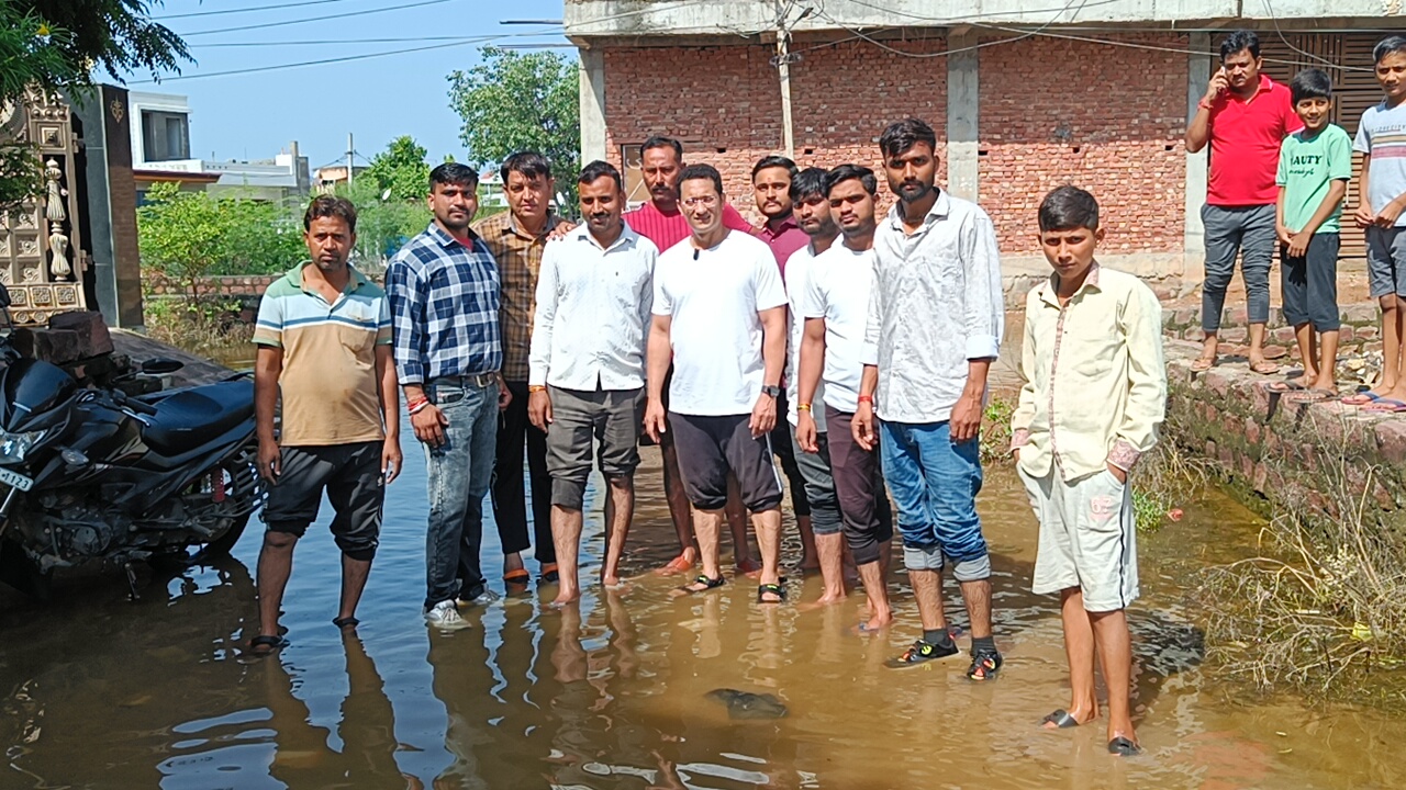 धौलपुर: वार्ड नंबर 9 में जलभराव से त्रस्त जनता, पूर्व सभापति रितेश शर्मा ने किया दौरा, समाधान का दिया आश्वासन