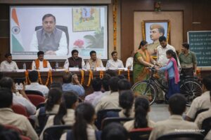 विद्यार्थियों को निशुल्क साइकिल व ट्रांसपोर्ट वाउचर का लाभ मिल रहा है: जिला कलेक्टर