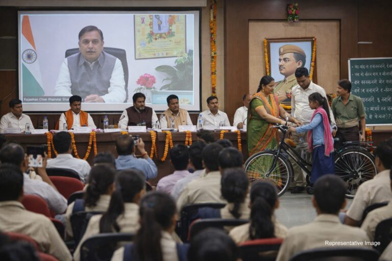 विद्यार्थियों को निशुल्क साइकिल व ट्रांसपोर्ट वाउचर का लाभ मिल रहा है: जिला कलेक्टर