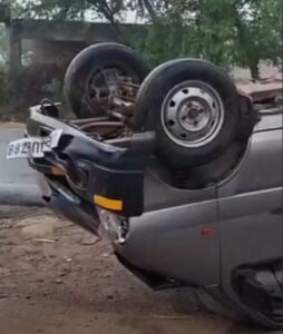 फ़िरोज़बाद के पचोखरा में तीन बार पलटी तेज रफ्तार कार, बाइक सवार को बचाने में हुआ हादसा, 4 साल की बच्ची सहित सभी सुरक्षित