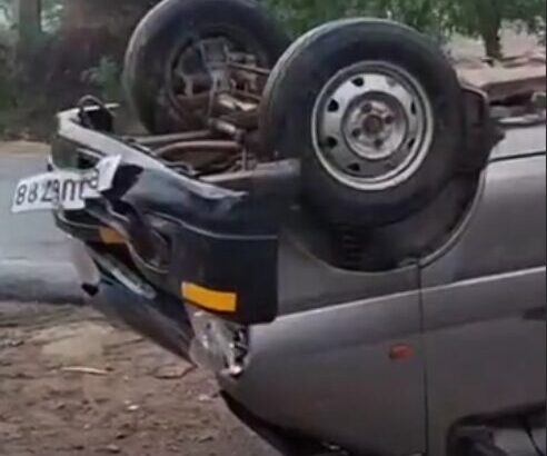 फ़िरोज़बाद के पचोखरा में तीन बार पलटी तेज रफ्तार कार, बाइक सवार को बचाने में हुआ हादसा, 4 साल की बच्ची सहित सभी सुरक्षित