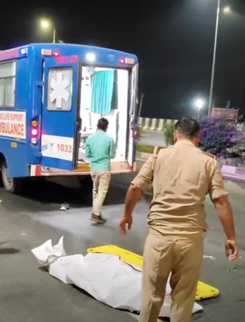 फ़िरोज़बाद: सिरसागंज में नेशनल हाईवे पर भीषण हादसा, शनि मंदिर के पास अज्ञात वाहन ने युवक को कुचला, पहचान के प्रयास जारी