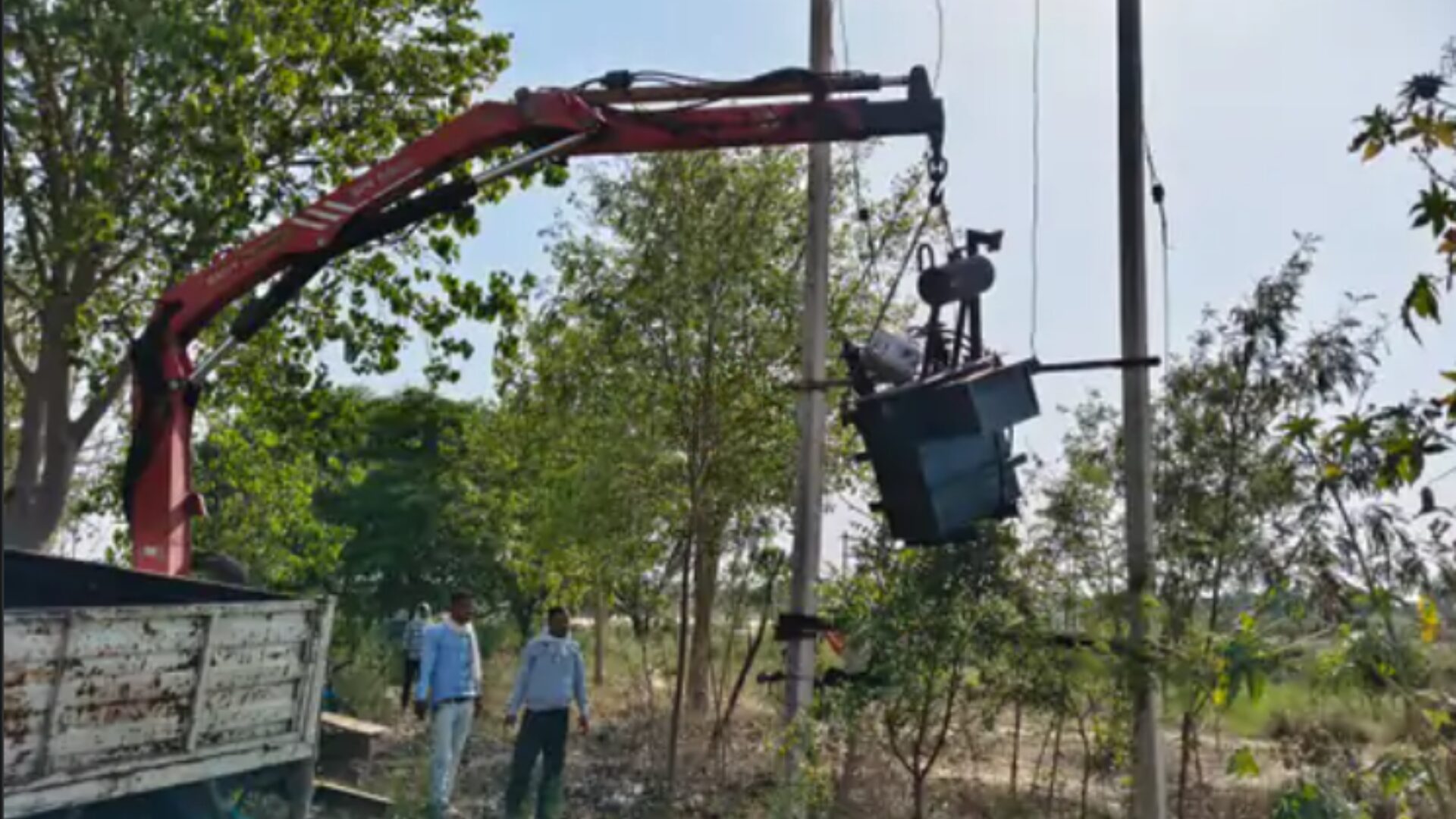 1 बड़ा एक्शन: धौलपुर में बिजली चोरों पर खौफनाक प्रहार, 20 लाख के बकाया पर 12 ट्रांसफार्मर जब्त, 45 पर भीषण जुर्माना