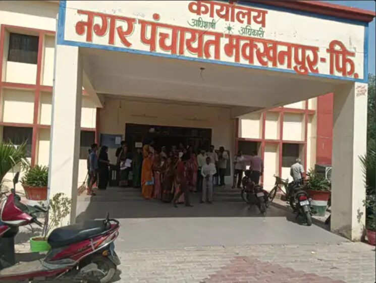 1 बड़ा हंगामा: फिरोजाबाद में पीएम आवास योजना के लाभार्थियों का भीषण प्रदर्शन, मक्खनपुर नगर पंचायत कार्यालय मिला खाली, डीएम तक पहुंची खौफनाक शिकायत