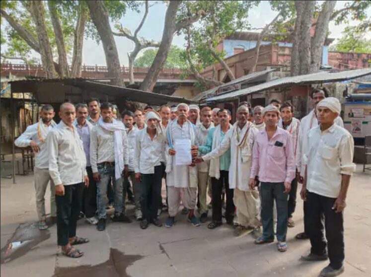 1 बड़ा सामाजिक अपराध: बाड़ी के पुरा उलावटी गांव में पीड़ित परिवार का खौफनाक सामाजिक बहिष्कार, न्याय के लिए राज्यपाल के नाम सौंपा भावुक ज्ञापन