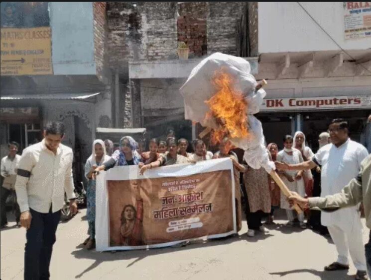 1 बड़ा राजनीतिक बवाल: बाड़ी में BJP महिला मोर्चा का भीषण प्रदर्शन, महिला आरक्षण बिल रुकवाने पर फूंका राहुल गांधी का खौफनाक पुतला