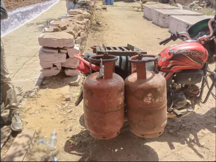 1 बड़ा एक्शन: बाड़ी में रसद विभाग का खौफनाक छापा, घर में छिपाए गए 34 गैस सिलेंडर जब्त, कालाबाजारी का भंडाफोड़