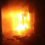 फिरोजाबाद में 1 खौफनाक हादसा: शिकोहाबाद मार्केट में आग लगने से दर्जनों दुकानें राख, करोड़ों रुपये का भीषण नुकसान