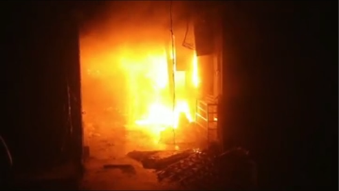 फिरोजाबाद में 1 खौफनाक हादसा: शिकोहाबाद मार्केट में आग लगने से दर्जनों दुकानें राख, करोड़ों रुपये का भीषण नुकसान