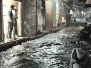 बाड़ी में नौतपा के बीच बदला मौसम: 12 घंटे में 2 इंच भारी बारिश, चने के आकार के ओले गिरे, दुकानों में घुसा पानी