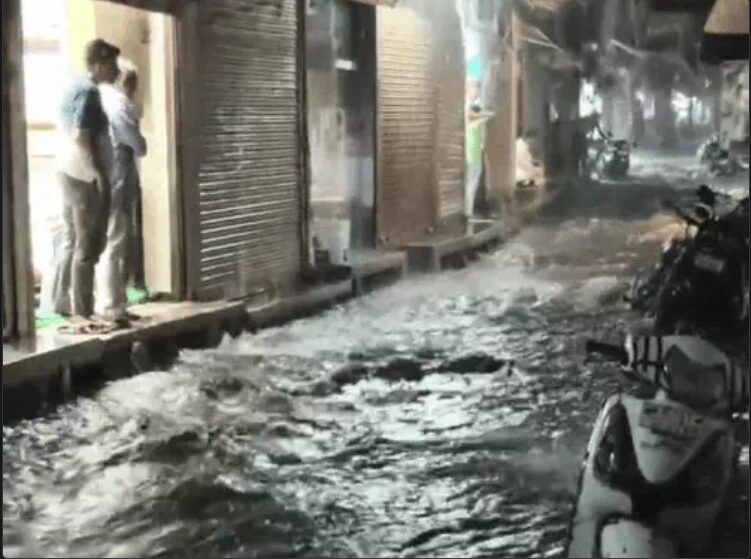बाड़ी में नौतपा के बीच बदला मौसम: 12 घंटे में 2 इंच भारी बारिश, चने के आकार के ओले गिरे, दुकानों में घुसा पानी