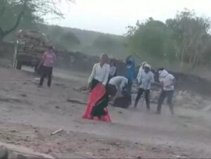 बाड़ी: नयागांव में जमीन विवाद को लेकर खूनी संघर्ष, मां-बेटे पर लाठी-डंडों से जानलेवा हमला, नकदी और मोबाइल लूटने का आरोप