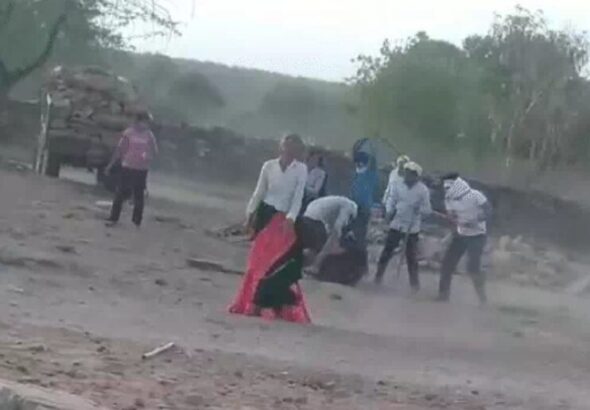 बाड़ी: नयागांव में जमीन विवाद को लेकर खूनी संघर्ष, मां-बेटे पर लाठी-डंडों से जानलेवा हमला, नकदी और मोबाइल लूटने का आरोप