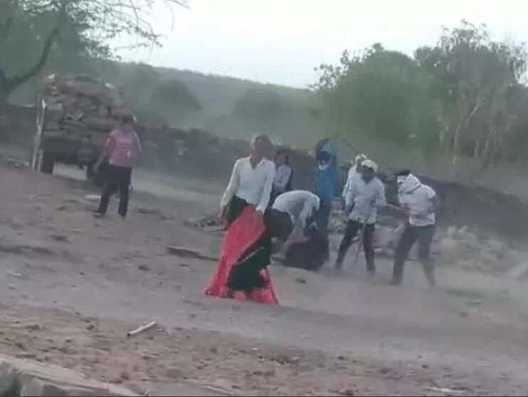 बाड़ी: नयागांव में जमीन विवाद को लेकर खूनी संघर्ष, मां-बेटे पर लाठी-डंडों से जानलेवा हमला, नकदी और मोबाइल लूटने का आरोप