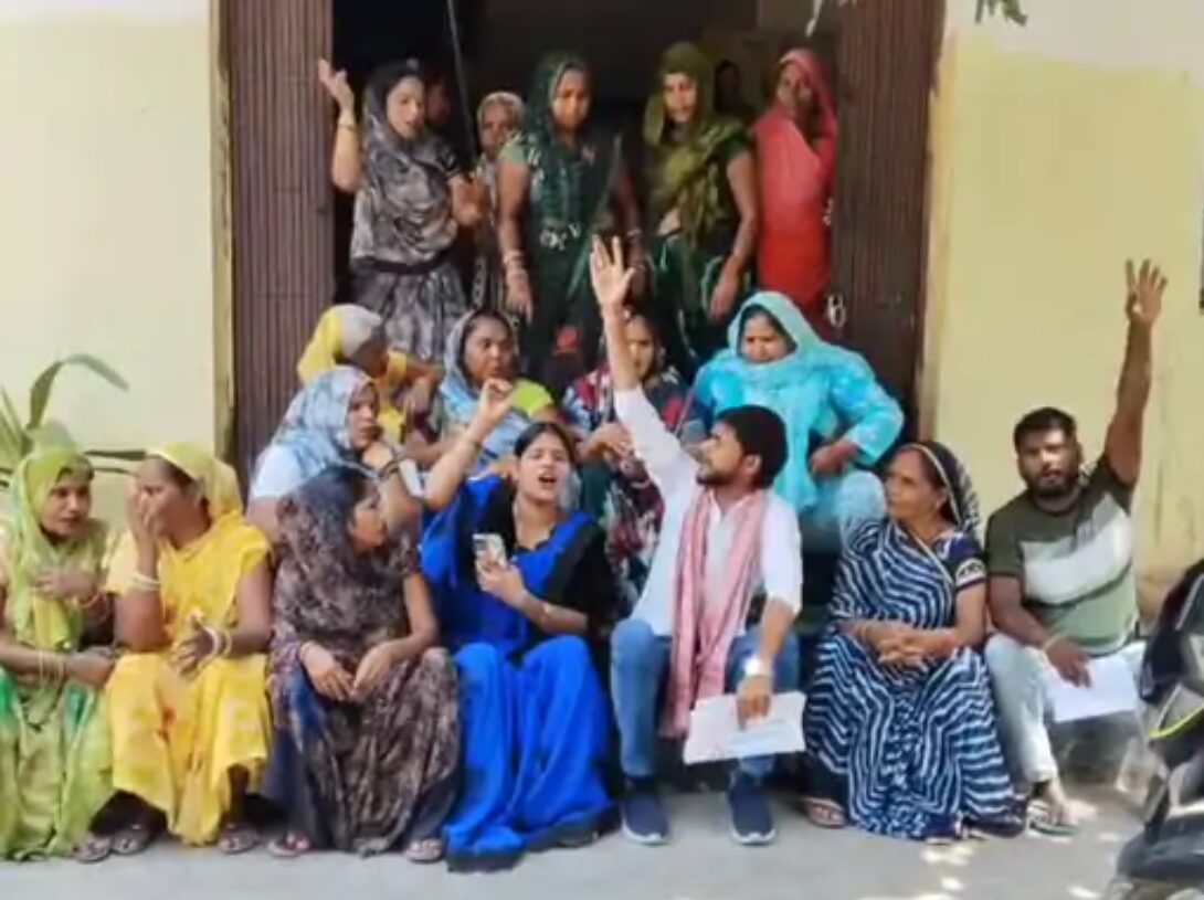 1 बड़ा जनाक्रोश: फिरोजाबाद नगर निगम पर फूटा महिलाओं का खौफनाक गुस्सा, जलभराव और कच्ची गलियों से त्रस्त जनता का अनिश्चितकालीन धरना