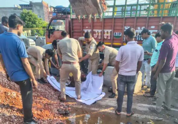1 दर्दनाक सड़क हादसा: फिरोजाबाद में आगरा रोड पर रफ्तार का कहर, डीसीएम ने मोपेड सवार दंपति को रौंदा, पति की खौफनाक मौत