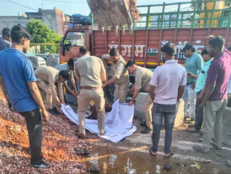 1 दर्दनाक सड़क हादसा: फिरोजाबाद में आगरा रोड पर रफ्तार का कहर, डीसीएम ने मोपेड सवार दंपति को रौंदा, पति की खौफनाक मौत